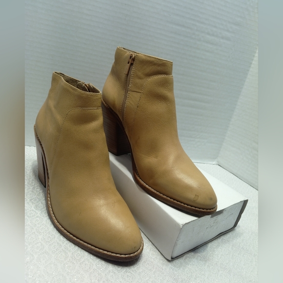 Loeffler Randall Ella stacked # 9 - Picture 1 of 11